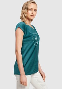 Merchcode MOTHERS DAY - SHE IS - T-shirts print - teal
