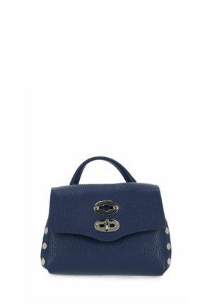 Borsa a mano in pelle testurizzata blu navy con manico superiore, chiusura a girello argentata e borchie ai lati, su sfondo bianco.