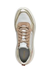 Sneaker bianco con accenti dorati e lacci beige chiaro. Presenta dettagli perforati, una suola interna imbottita e una texture liscia.