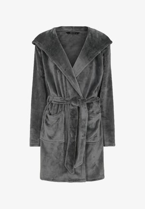 Szary polarowy szlafrok z kapturem, długimi rękawami, wiązanym paskiem w talii i dwiema przednimi kieszeniami. Miękka tekstura i jednolity kolor przez całą długość.