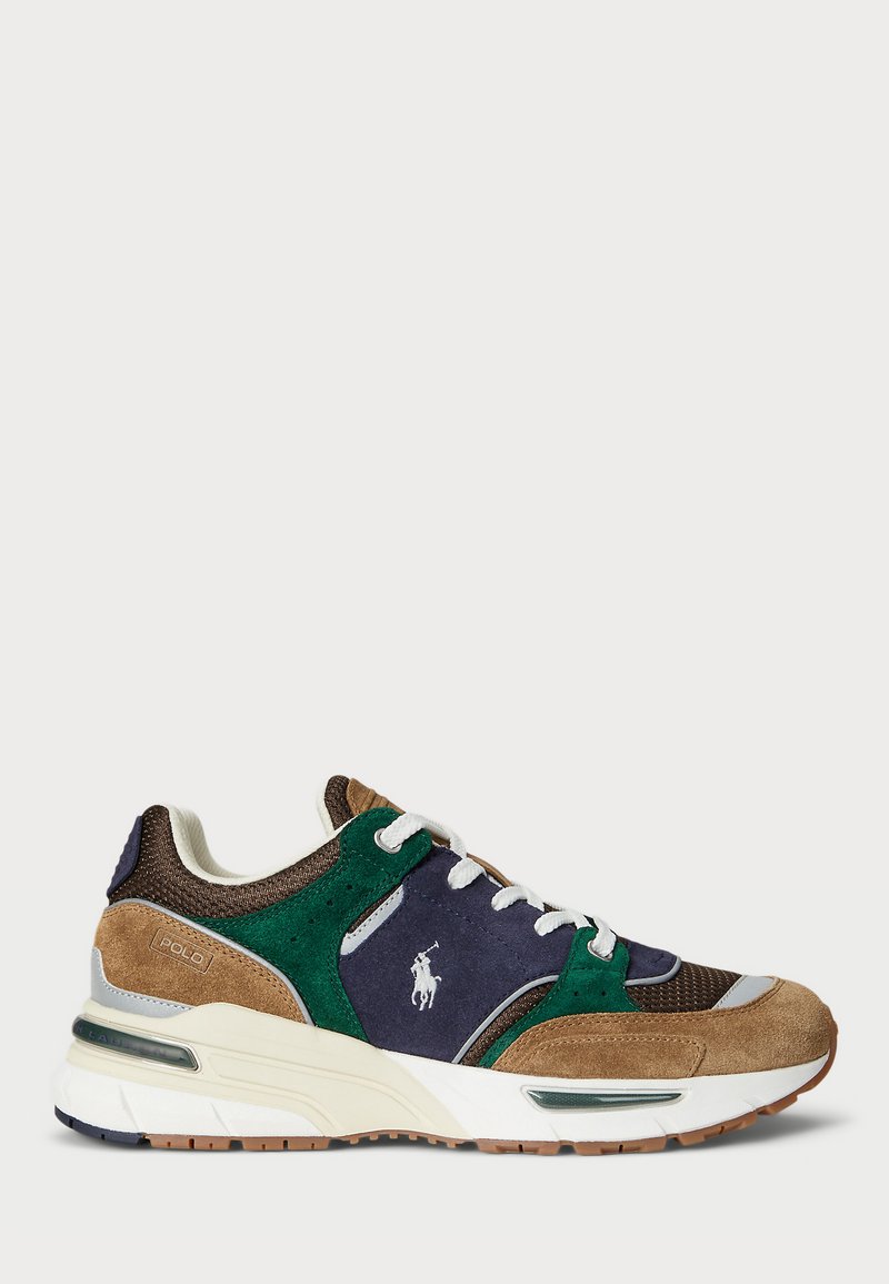 Sneaker maro și bleumarin cu accente din suede verde, panouri din plasă și șireturi albe. Dispune de o talpă din cauciuc și un emblemă cu logo pe lateral.