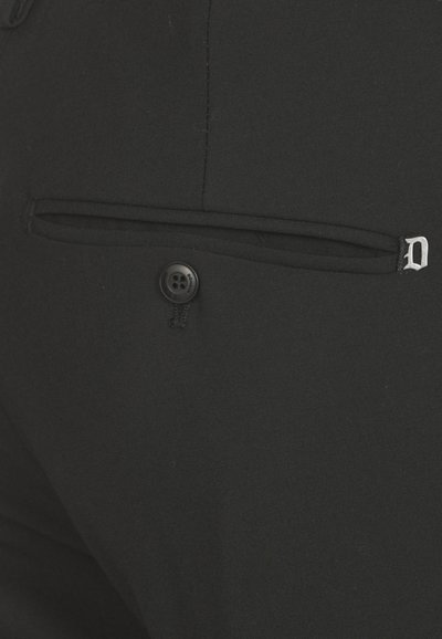 Pantaloni neri con tasca posteriore con chiusura a bottone, texture di tessuto fine e un discreto accento del logo vicino alla tasca.