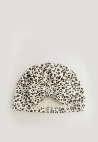Beige leopardikuosi päitsi suure vööga detailiga. Valmistatud pehmest kangast, millel on tekstuuriga pind ja mustad laigud läbi kogu. 