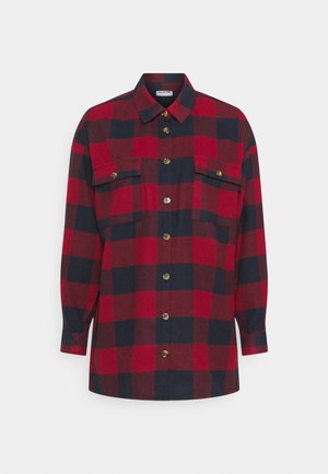 Rød og mørkeblå ternet flannelskjorte med lange ærmer, knaplukning foran, to brystlommer og guldtonede knapper. Blød tekstur.