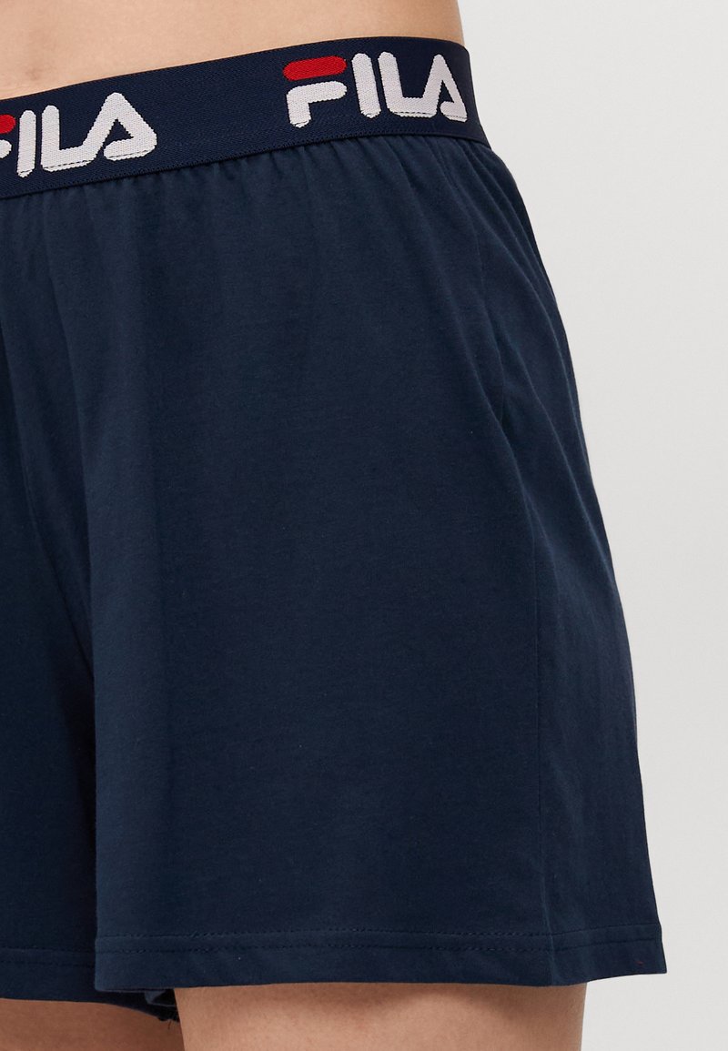 Granatowe szorty bawełniane z elastycznym pasem z logo FILA w kolorze czerwonym, białym i niebieskim. Miękka tekstura, casualowy styl.