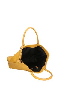 Gele lederen tote bag met een zachte textuur, ruime zwarte interieur en dubbele handvaten. Voorzien van een ritsvak voor veilige opslag.