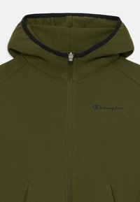 Olivovo zelená mikina na zips s čiernym lemovaním na kapucni, s malým vyšívaným logom na hrudi a hladkou, elastickou textúrou látky.