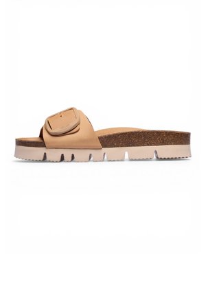 Sandalia deslizante color marrón claro con una amplia correa ajustable con hebilla, plantilla de corcho y suela blanca gruesa con ranuras.