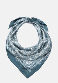 Écharpe en soie bleue avec un motif floral en bleu clair et blanc. Présente un nœud attaché en haut et un logo dans le coin.