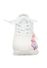 Weiße Sneaker mit bunten grafischen Akzenten an der Seite, strukturiertem Obermaterial und flachen Schnürsenkeln. Verfügt über eine gepolsterte Sohle für Komfort.