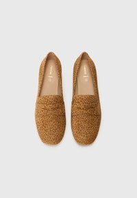 Mocassins marron en suède doux avec un motif léopard, présentant un bout légèrement surélevé et un design piqué sur le devant.