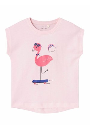 Camiseta de algodón de manga corta en color rosa con un gráfico de un flamenco rosa usando gafas de sol, haciendo skate con un diseño de arcoíris y nubes.