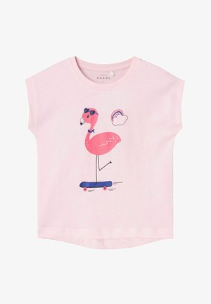 Camiseta de algodón de manga corta en color rosa con un gráfico de un flamenco rosa usando gafas de sol, haciendo skate con un diseño de arcoíris y nubes.
