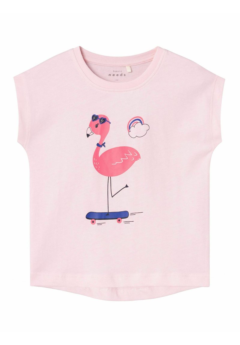 Camiseta de algodón de manga corta en color rosa con un gráfico de un flamenco rosa usando gafas de sol, haciendo skate con un diseño de arcoíris y nubes.