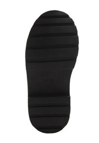 Sole di scarpa in gomma nera con scanalature orizzontali e il testo "MNG" embossato. Presenta una punta arrotondata e una base piatta per la stabilità.