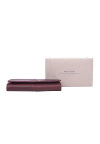 Portafoglio in pelle bordeaux con texture liscia, design a pieghe e branding sottile. Include una scatola rettangolare in cartone marrone.
