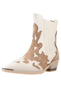 Bota vaquera blanca y canela con patrones de hojas recortadas, punta afilada y tacón bajo. Presenta estrías verticales de cuero y un acabado texturizado.