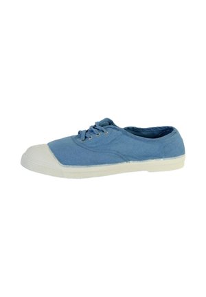 Blå kanvas sneakers med en hvid gummitå, runde snørebånd og stikninger. Lavprofil design med en struktureret gummiydersål.