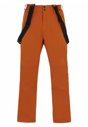 Pantalones impermeables naranjas con tirantes ajustables negros, dos bolsillos laterales, parches reforzados en las rodillas y un logo sutil cerca del dobladillo.