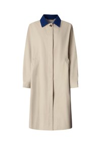 Bež plašč z modrim ovratnikom, stranskimi žepi in zapiranjem na en gumb. Ima dolge rokave in pravilen kroj.