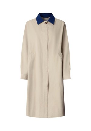 Beige jas met een blauwe kraag, zijzakken en een enkele knoopsluiting. Heeft lange mouwen en een rechte snit.