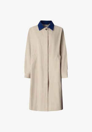 Beige jas met een blauwe kraag, zijzakken en een enkele knoopsluiting. Heeft lange mouwen en een rechte snit.