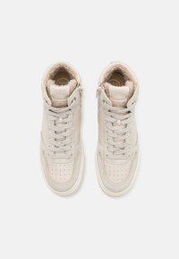 Hochtop-Sneaker aus hellbeigem Leder mit strukturiertem Finish, ausgestattet mit einem gepolsterten Schaft, Schnürsenkeln und einem seitlichen Reißverschluss.