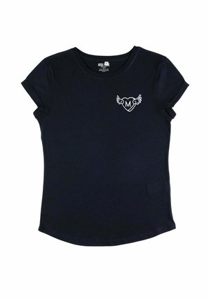 Zwart getailleerd T-shirt met korte mouwen, opgerolde manchetten en een klein wit hartje met vleugels en de letter "M" op de linkerborst.