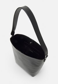 Sac seau en cuir noir à motif crocodile, avec une large ouverture, une longue sangle et une poche intérieure. Texture lisse avec une finition brillante.