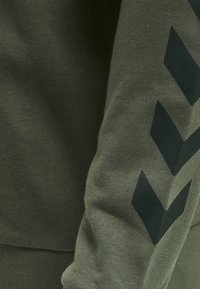 Hummel LEGACY - Felpa con cappuccio - olive