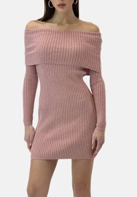 Geripptes, schulterfreies Kleid aus hellrosa Strick. Eng anliegendes Design mit langen Ärmeln, strukturiertem Stoff und einem Saum auf Oberschenkelhöhe.