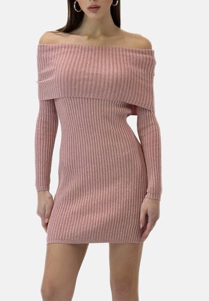 Robe côtelée couleur rose pâle en maille, décolletée épaules dénudées. Coupe ajustée avec manches longues, tissu texturé et ourlet arrivant à la cuisse.