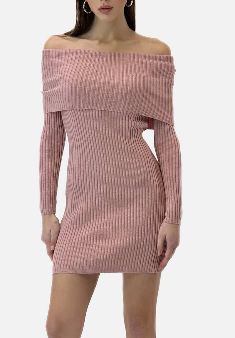 Geripptes, schulterfreies Kleid aus hellrosa Strick. Eng anliegendes Design mit langen Ärmeln, strukturiertem Stoff und einem Saum auf Oberschenkelhöhe.