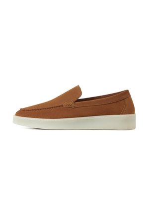 Brauner Slipper aus Wildleder, mit einer glatten Oberfläche, einer gesteppten Detailverarbeitung und einer weißen Gummisohle mit leichter Erhöhung.