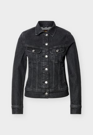 Černá přiléhavá džínová bunda se stříbrnými knoflíky, dvěma klopovými kapsami na hrudi a klasickým límcem, zobrazena na bílém pozadí.