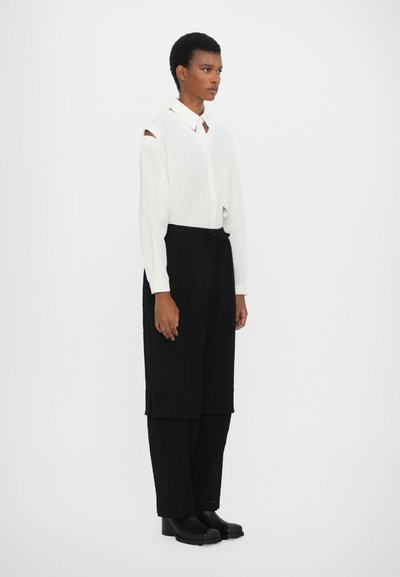 Henrik Vibskov SHANTS PANTS - Trousers - black