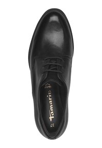 Zapato de piel negra con un acabado suave y brillante. Presenta una puntera redondeada, un diseño con cordones y un sutil logo en la plantilla. Talla 37.