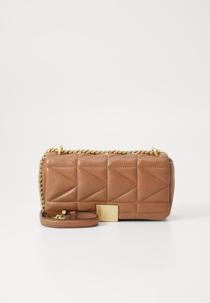 Brun läderkuvertväska med en kviltad geometrisk mönstring, guldkedjeslany och en rektangulär guldtonad hårdvarudekor.