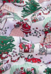 Bomullstyg med vit bakgrund som har färgglada julillustrationer, inklusive Tomten, träd, presenter och husdjur, i ett lekfullt mönster.