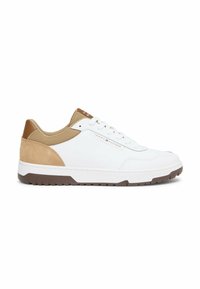 Witte lage sneaker met beige mesh- en suède accenten, een bruine rubberen zool, witte veters en het Tommy Hilfiger-logo op de zijkant en de tong.