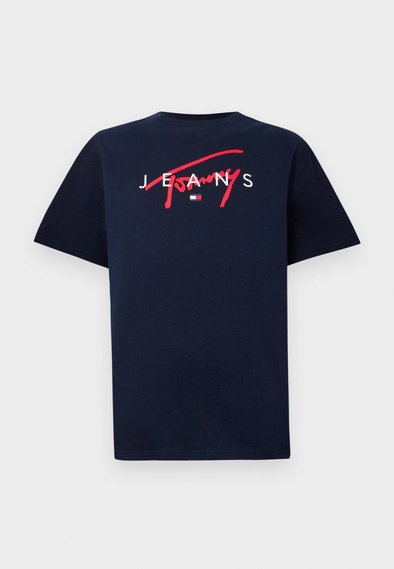 T-shirt en coton bleu marine à manches courtes, avec un texte "Jeans" barré en rouge et un petit logo blanc au centre en bas.