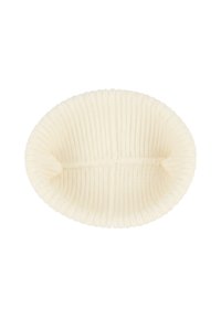 Witte gebreide beanie met een ribbeltextuur, ronde vorm en een zachte, rekbare ontwerp. Geen extra patronen of versieringen aanwezig.