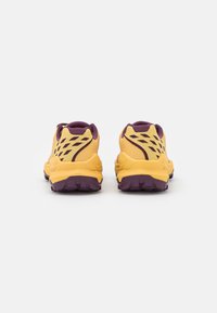 Mammut SERTIG II LOW GORE TEX WOMEN - Sapatos de caminhada - golden/grape
