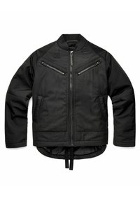 Czarna kurtka bomberka z zamkiem z przodu, dwiema kieszeniami na piersiach i kieszeniami po bokach. Posiada prążkowany kołnierz i mankiety oraz dłuższy tylny dół.