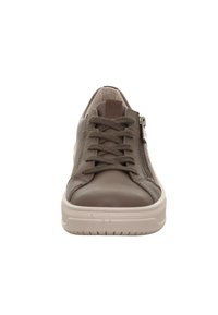 Graue Leder-Sneaker mit strukturiertem Finish, ausgestattet mit Schnürsenkeln und einem seitlichen Reißverschluss. Weiße Gummisohle mit Rillen für besseren Halt.