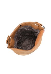 Borsa a secchiello in suede marrone con fodera in tessuto stampato, tasca interna con zip e tracolla regolabile con dettagli in metallo.