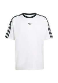 Balta t-kreklu ar īsām piedurknēm un apaļu melnu apkakli, kurā ir trīs melnas svītras uz katras pleca un neliels melns logotips krūtīs.