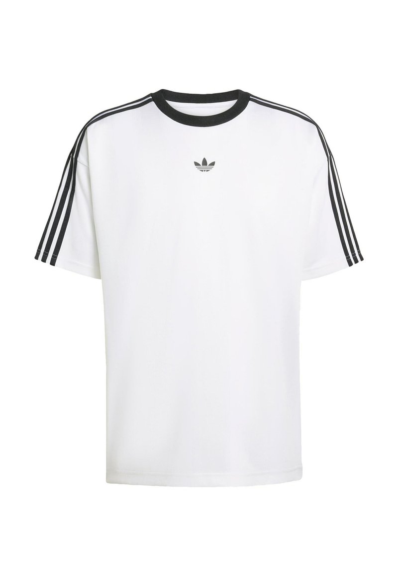 Camiseta blanca de manga corta con cuello redondo negro, que presenta tres rayas negras en cada hombro y un pequeño logo negro en el pecho.