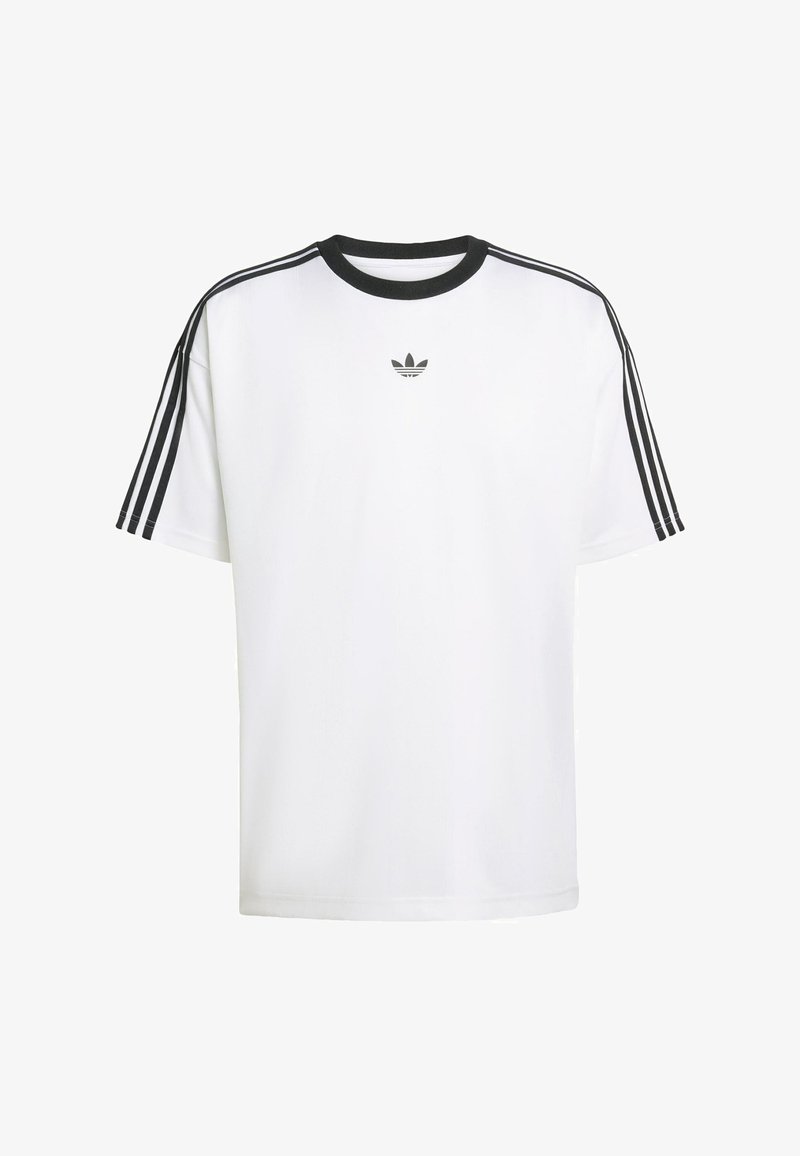 Camiseta blanca de manga corta con cuello redondo negro, que presenta tres rayas negras en cada hombro y un pequeño logo negro en el pecho.