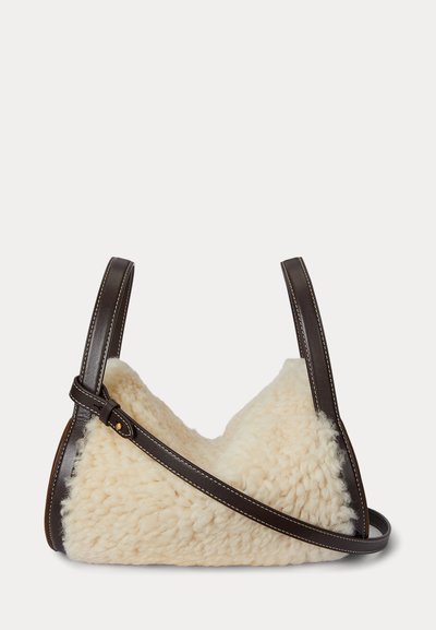 Ruskea nahkainen olkalaukku, jossa on kermaisen teksturoitu villakudos, kolmion muotoinen, säädettävä hihna ja kontrastiväriset tikkaukset.